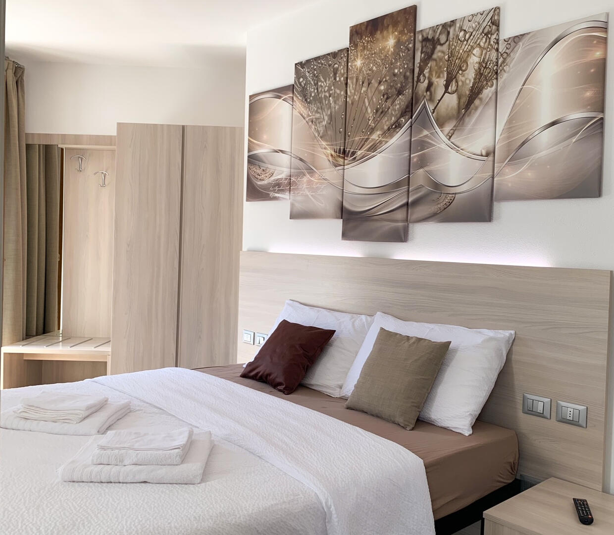 Collage con camere confortevoli, bagni moderni, cucina comune e dolci fatti in casa.