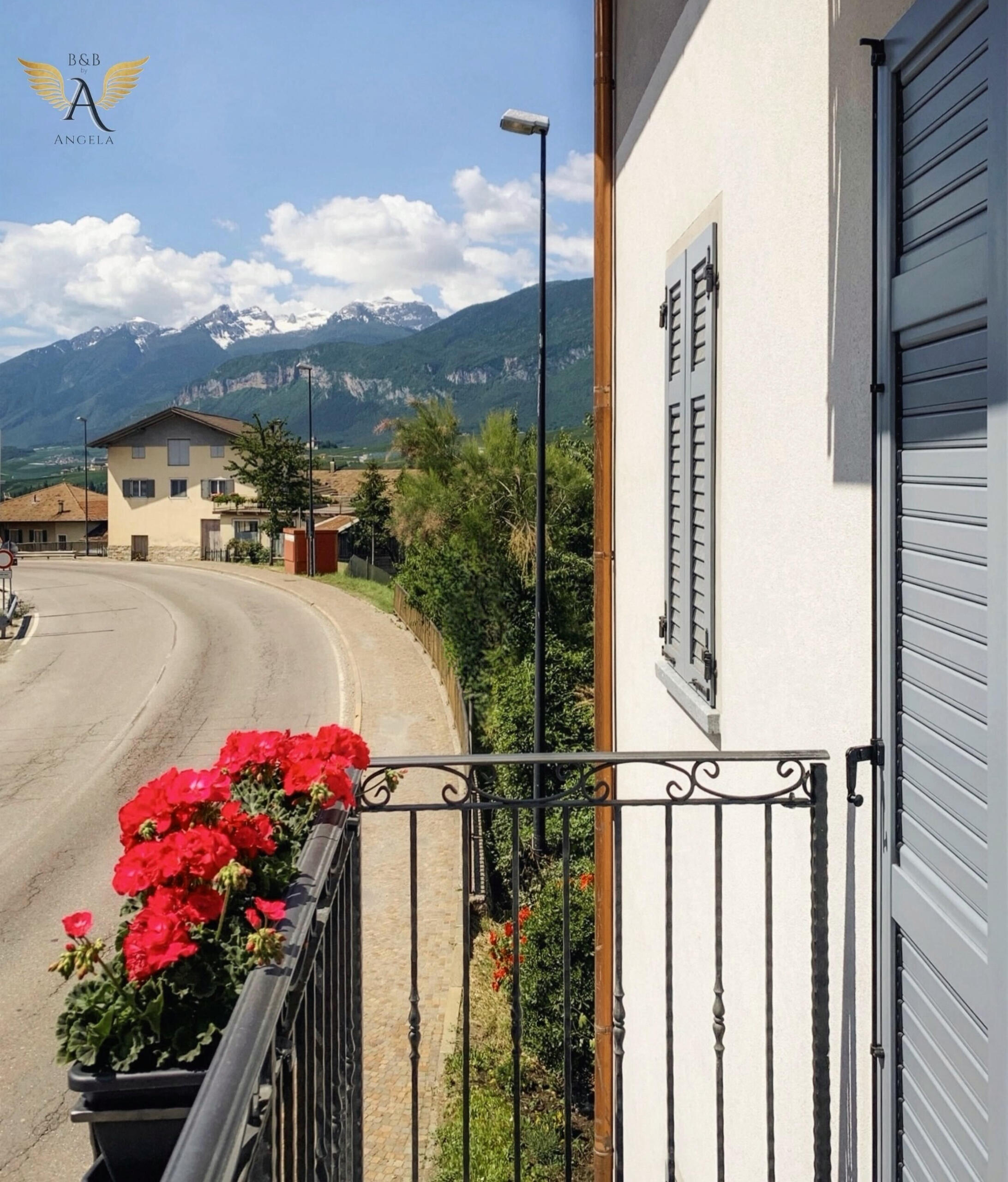 Vista sulle montagne dal balcone della casa di Angela Valdinon