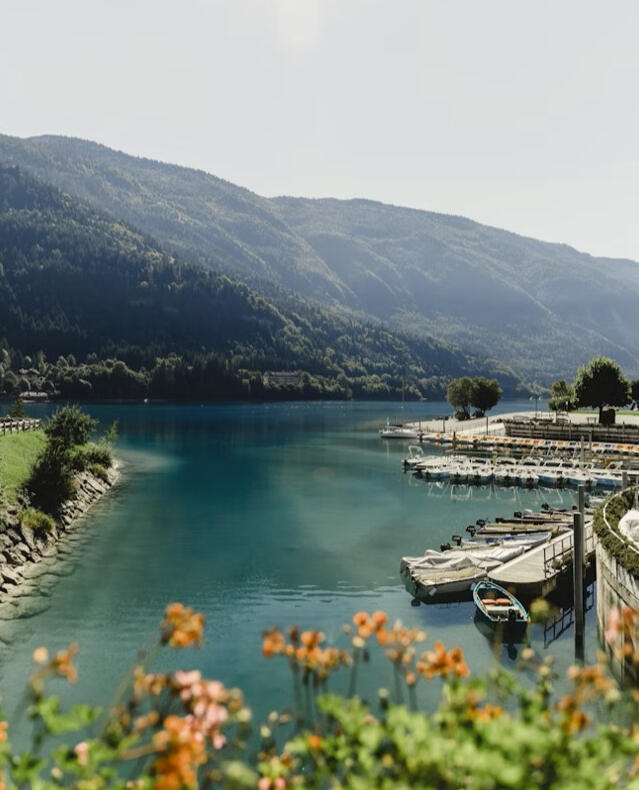 Lago di Molveno, un panorama pittoresco vicino ad Angela Valdinon